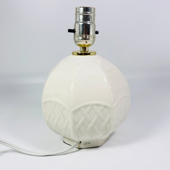 RARE !! Vintage Belleek Ireland Shamrock Table Lamp - Picture 5 of 6